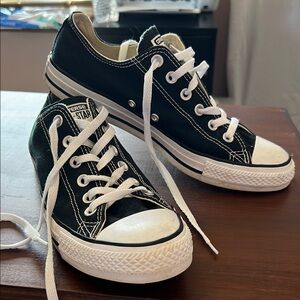Men’s/Women’s Converse All-Star Black & White Sneakers. Men’s  8 / Women’s  10